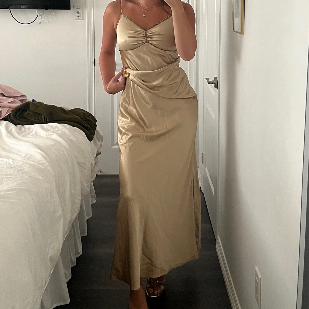 Elegant Gold Maxi Dress - Picture 3 of 4
